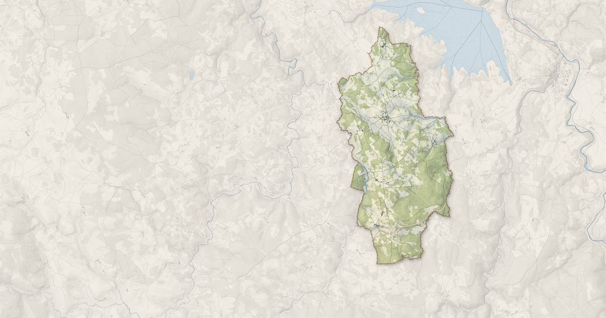 Portrait cartographique de Rocles : relief, eau, forêts, bâti et voies, calculés à partir des données de l'IGN