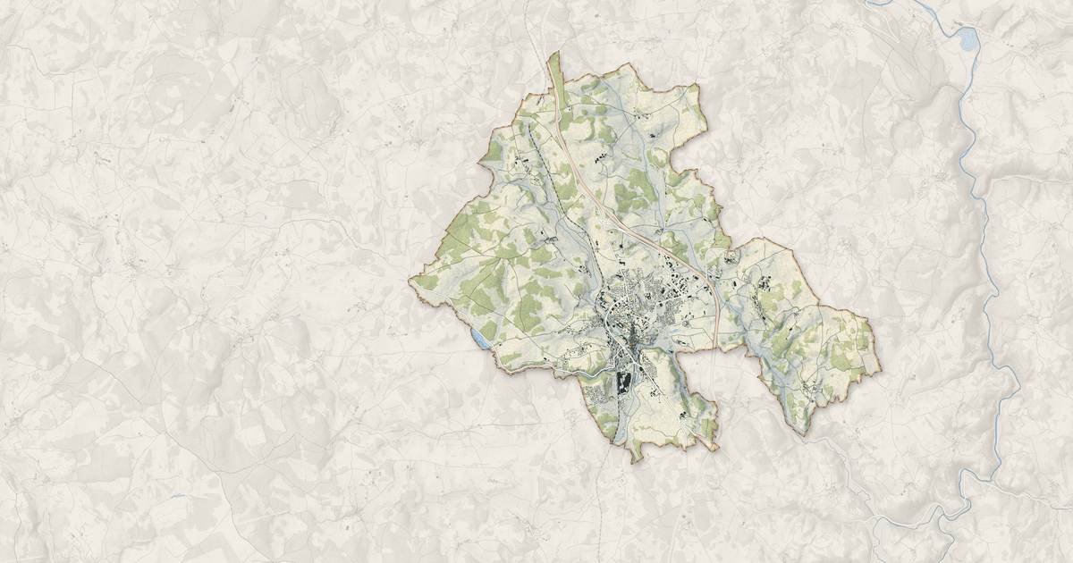 Portrait cartographique de Saint-Chély-d'Apcher : relief, eau, forêts, bâti et voies, calculés à partir des données de l'IGN