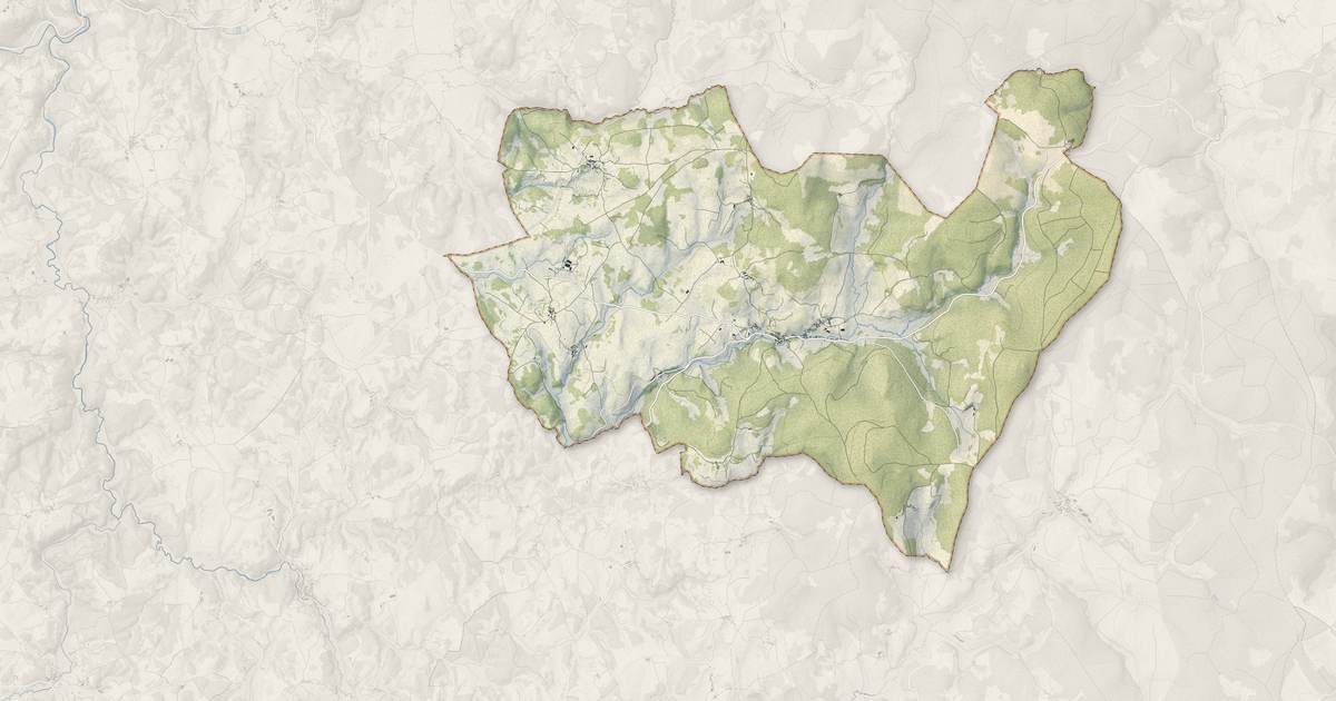 Portrait cartographique de Saint-Denis-en-Margeride : relief, eau, forêts, bâti et voies, calculés à partir des données de l'IGN