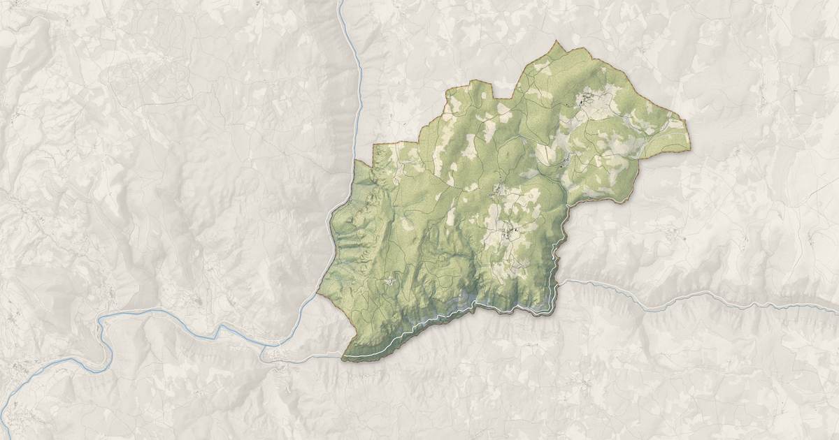 Portrait cartographique de Saint-Pierre-des-Tripiers : relief, eau, forêts, bâti et voies, calculés à partir des données de l'IGN