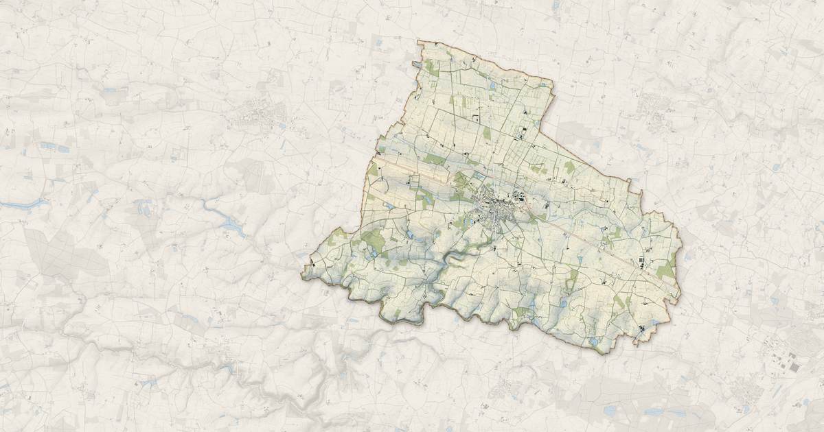 Portrait cartographique de Bécon-les-Granits : relief, eau, forêts, bâti et voies, calculés à partir des données de l'IGN