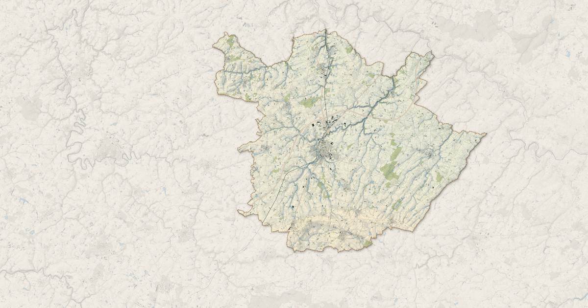 Portrait cartographique de Chemillé-en-Anjou : relief, eau, forêts, bâti et voies, calculés à partir des données de l'IGN