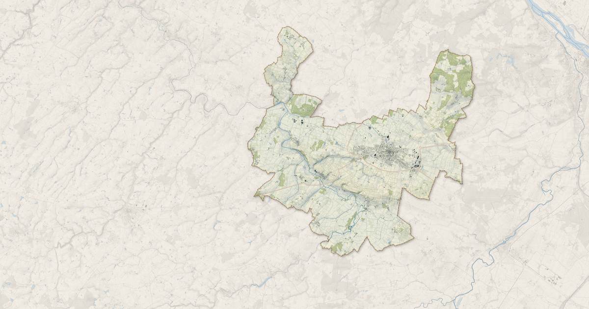Portrait cartographique de Doué-en-Anjou : relief, eau, forêts, bâti et voies, calculés à partir des données de l'IGN