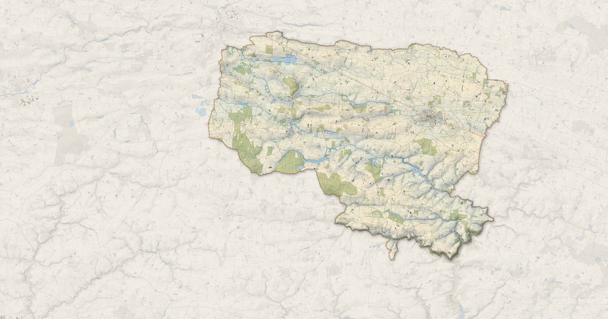 Portrait cartographique de Val d'Erdre-Auxence : relief, eau, forêts, bâti et voies, calculés à partir des données de l'IGN