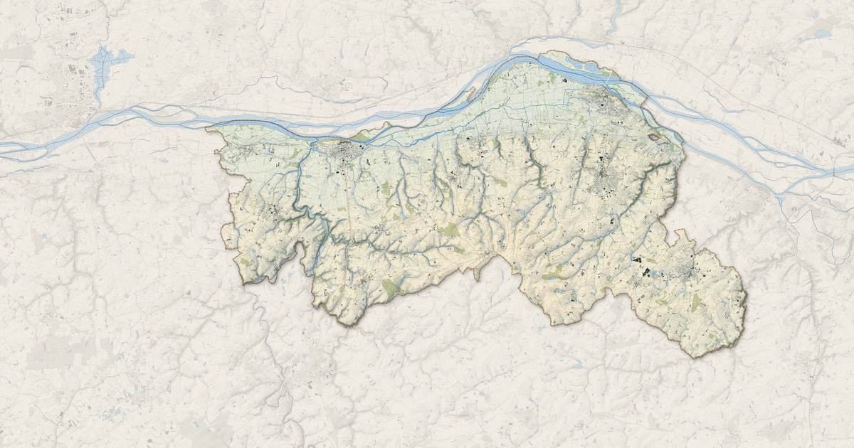 Portrait cartographique de Mauges-sur-Loire : relief, eau, forêts, bâti et voies, calculés à partir des données de l'IGN