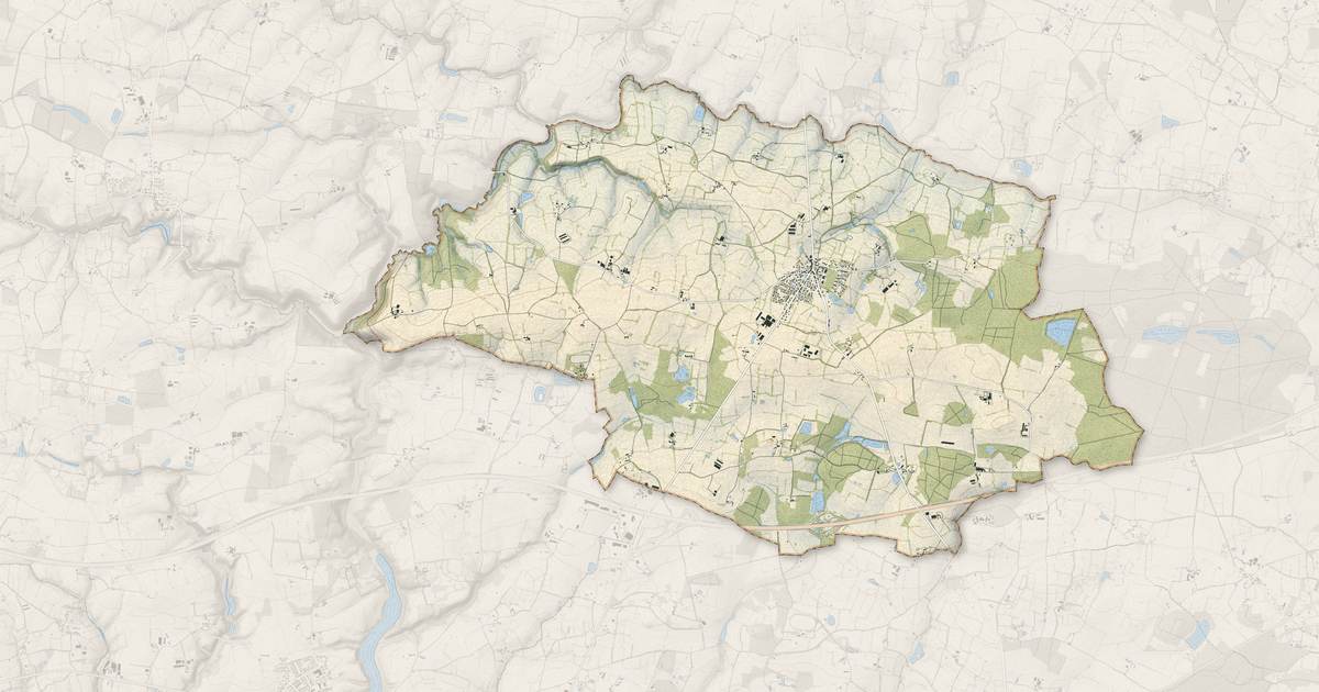 Portrait cartographique de Saint-Augustin-des-Bois : relief, eau, forêts, bâti et voies, calculés à partir des données de l'IGN