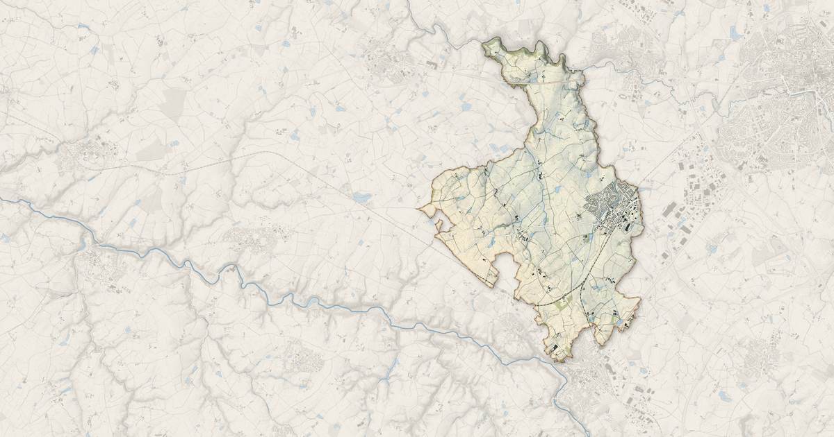 Portrait cartographique de Saint-Christophe-du-Bois : relief, eau, forêts, bâti et voies, calculés à partir des données de l'IGN
