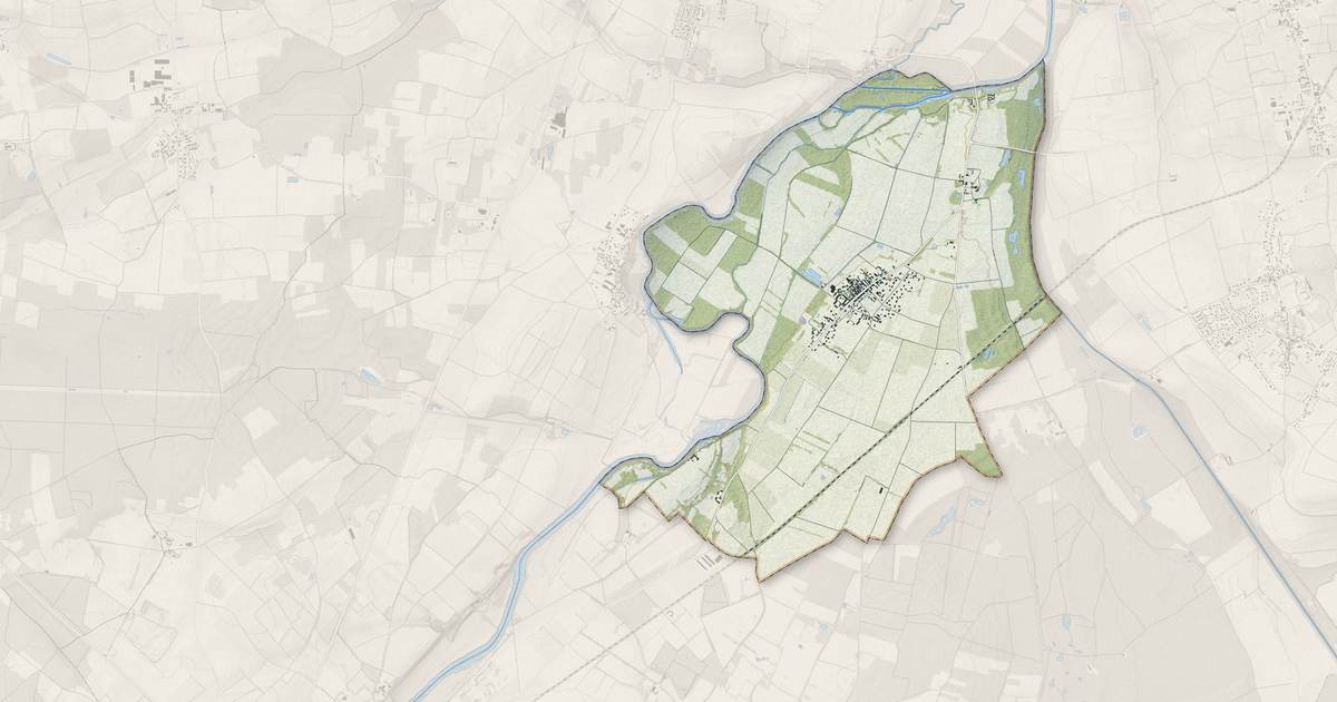 Portrait cartographique de Saint-Just-sur-Dive : relief, eau, forêts, bâti et voies, calculés à partir des données de l'IGN