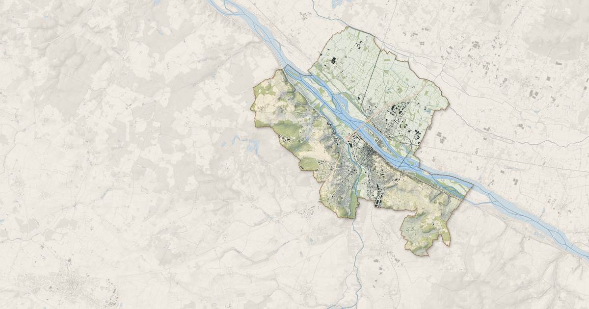 Portrait cartographique de Saumur : relief, eau, forêts, bâti et voies, calculés à partir des données de l'IGN