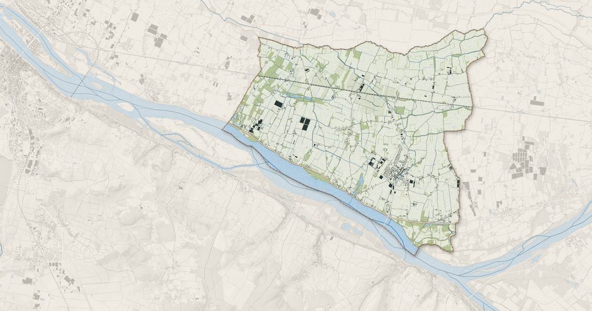 Portrait cartographique de Varennes-sur-Loire : relief, eau, forêts, bâti et voies, calculés à partir des données de l'IGN