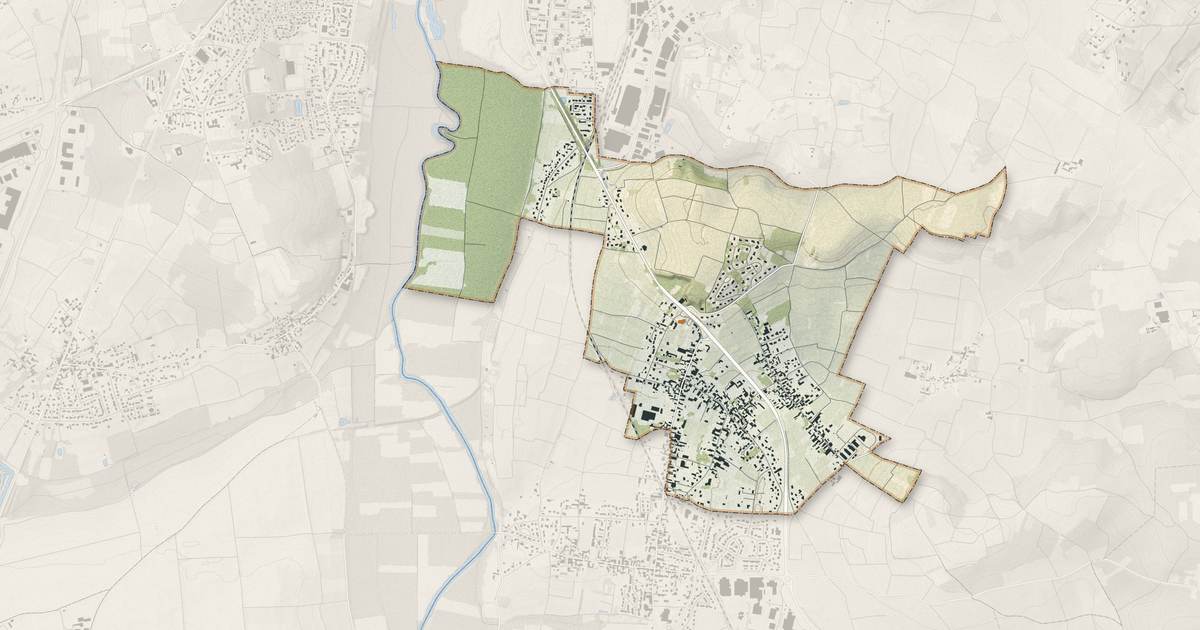 Portrait cartographique de Varrains : relief, eau, forêts, bâti et voies, calculés à partir des données de l'IGN