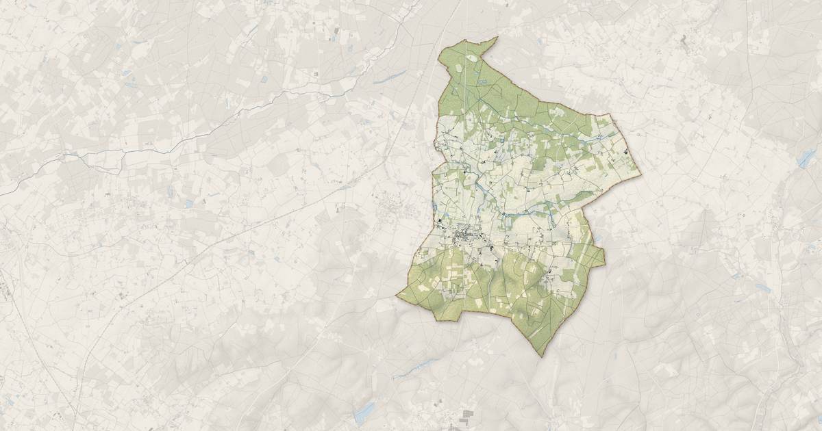 Portrait cartographique de Vernoil-le-Fourrier : relief, eau, forêts, bâti et voies, calculés à partir des données de l'IGN