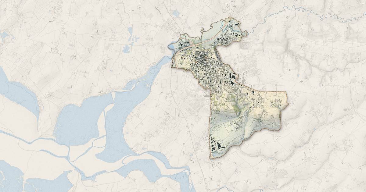 Portrait cartographique de Avranches : relief, eau, forêts, bâti et voies, calculés à partir des données de l'IGN