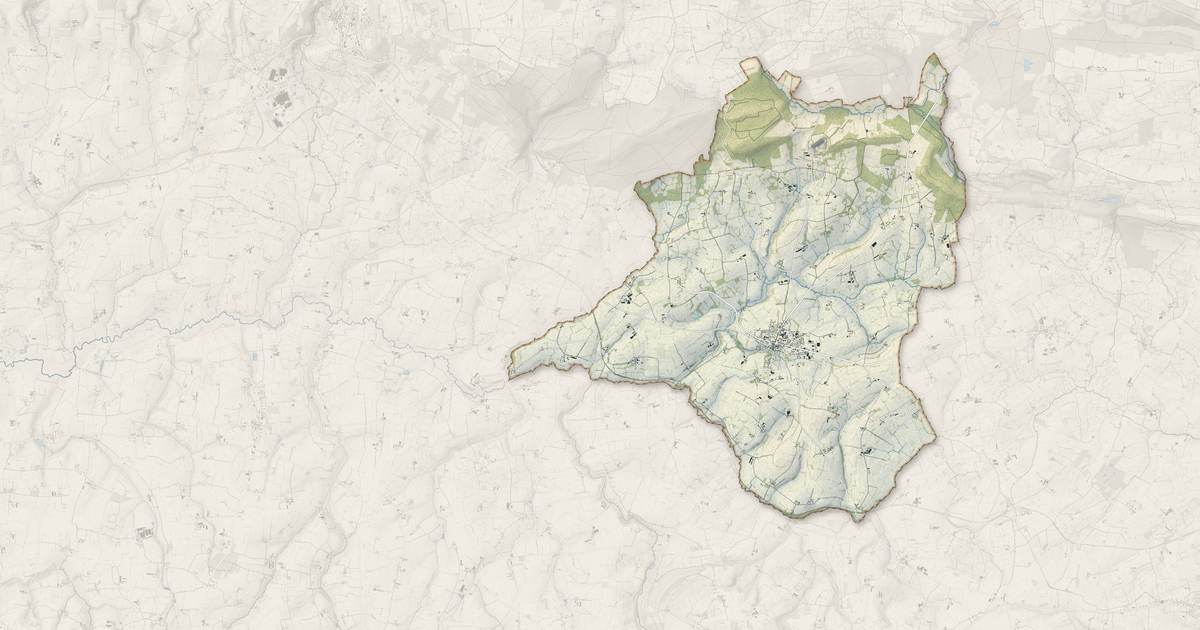 Portrait cartographique de Barenton : relief, eau, forêts, bâti et voies, calculés à partir des données de l'IGN