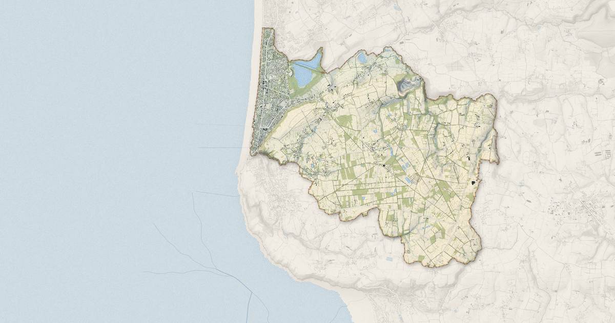 Portrait cartographique de Jullouville : relief, eau, forêts, bâti et voies, calculés à partir des données de l'IGN