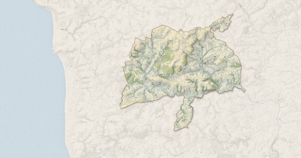 Portrait cartographique de Bricquebec-en-Cotentin : relief, eau, forêts, bâti et voies, calculés à partir des données de l'IGN