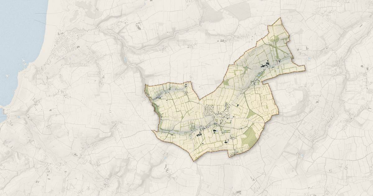 Portrait cartographique de Helleville : relief, eau, forêts, bâti et voies, calculés à partir des données de l'IGN