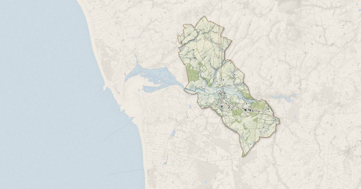 Portrait cartographique de Lessay : relief, eau, forêts, bâti et voies, calculés à partir des données de l'IGN