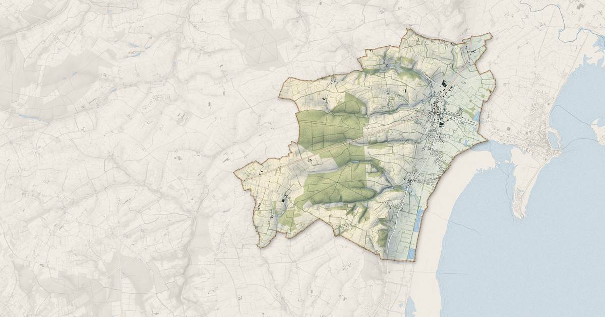 Portrait cartographique de Quettehou : relief, eau, forêts, bâti et voies, calculés à partir des données de l'IGN