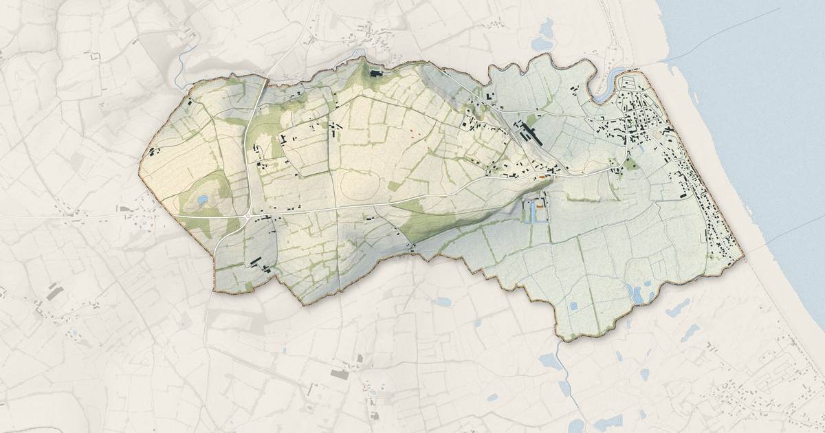Portrait cartographique de Quinéville : relief, eau, forêts, bâti et voies, calculés à partir des données de l'IGN