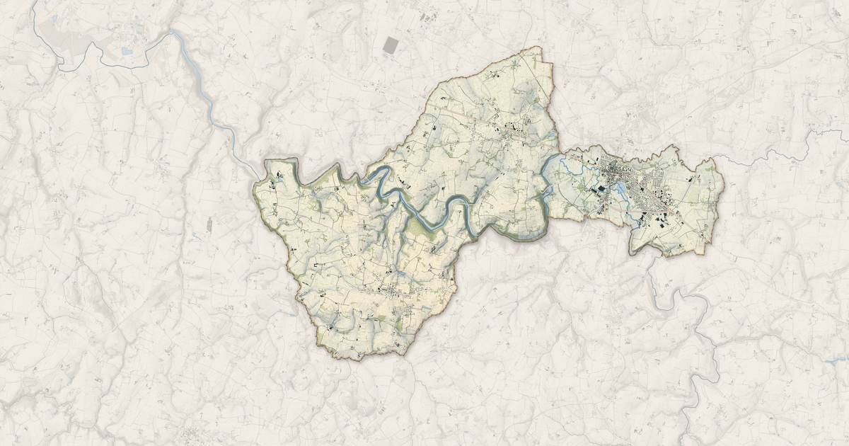 Portrait cartographique de Saint-Hilaire-du-Harcouët : relief, eau, forêts, bâti et voies, calculés à partir des données de l'IGN