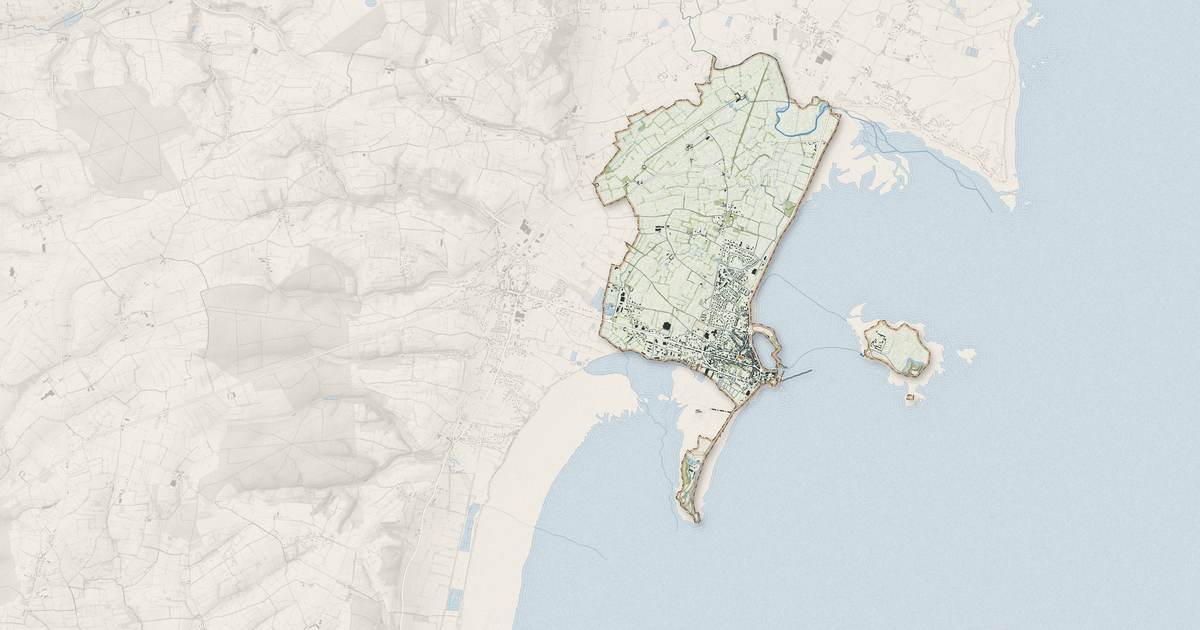 Portrait cartographique de Saint-Vaast-la-Hougue : relief, eau, forêts, bâti et voies, calculés à partir des données de l'IGN