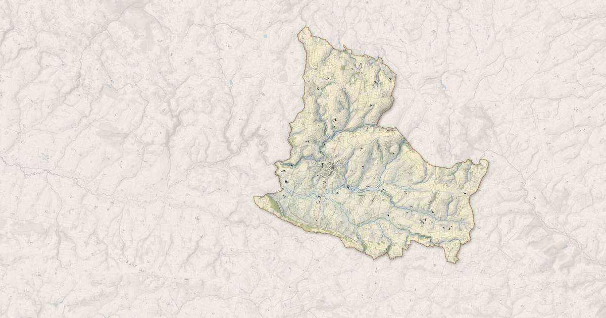 Portrait cartographique de Sourdeval : relief, eau, forêts, bâti et voies, calculés à partir des données de l'IGN