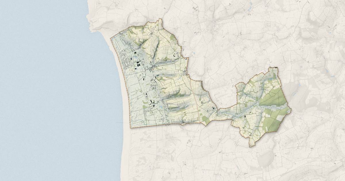 Portrait cartographique de Surtainville : relief, eau, forêts, bâti et voies, calculés à partir des données de l'IGN