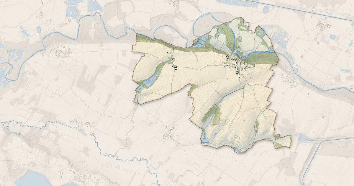 Portrait cartographique de Ambrières : relief, eau, forêts, bâti et voies, calculés à partir des données de l'IGN