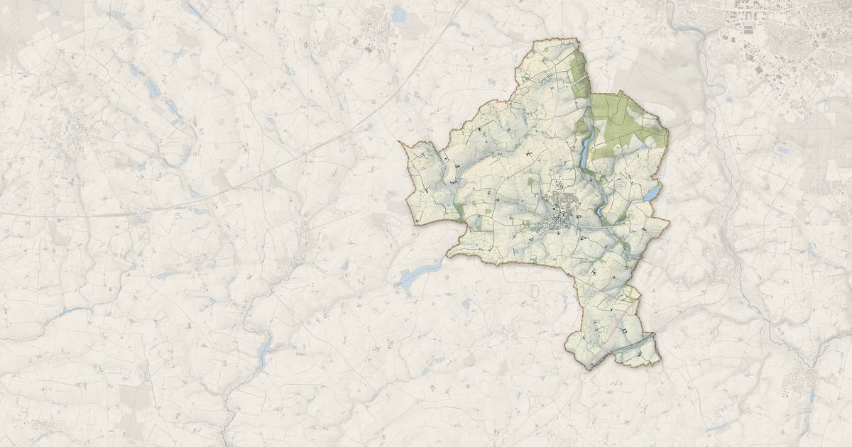 Portrait cartographique de Ahuillé : relief, eau, forêts, bâti et voies, calculés à partir des données de l'IGN
