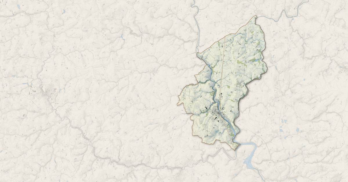Portrait cartographique de Ambrières-les-Vallées : relief, eau, forêts, bâti et voies, calculés à partir des données de l'IGN