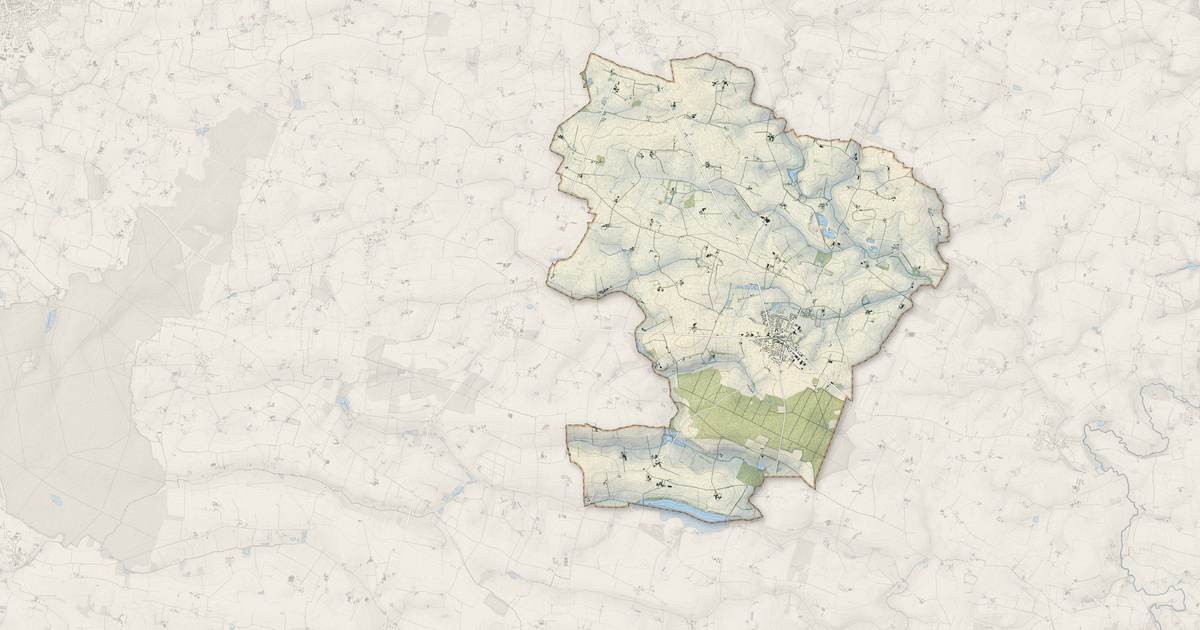Portrait cartographique de Ballots : relief, eau, forêts, bâti et voies, calculés à partir des données de l'IGN