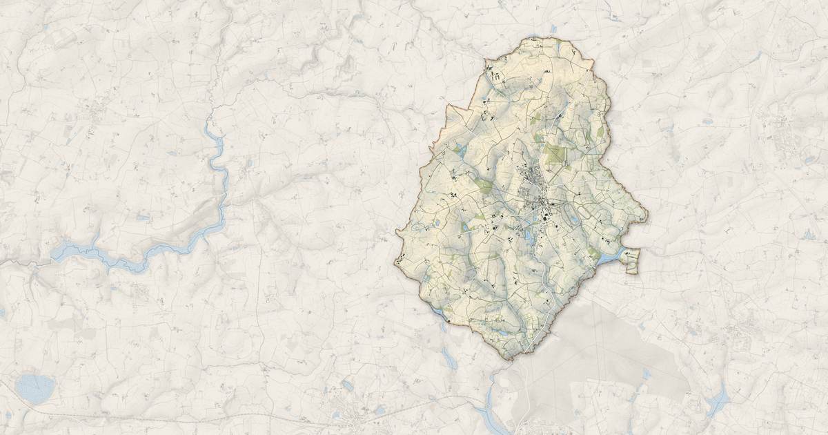 Portrait cartographique de Le Bourgneuf-la-Forêt : relief, eau, forêts, bâti et voies, calculés à partir des données de l'IGN