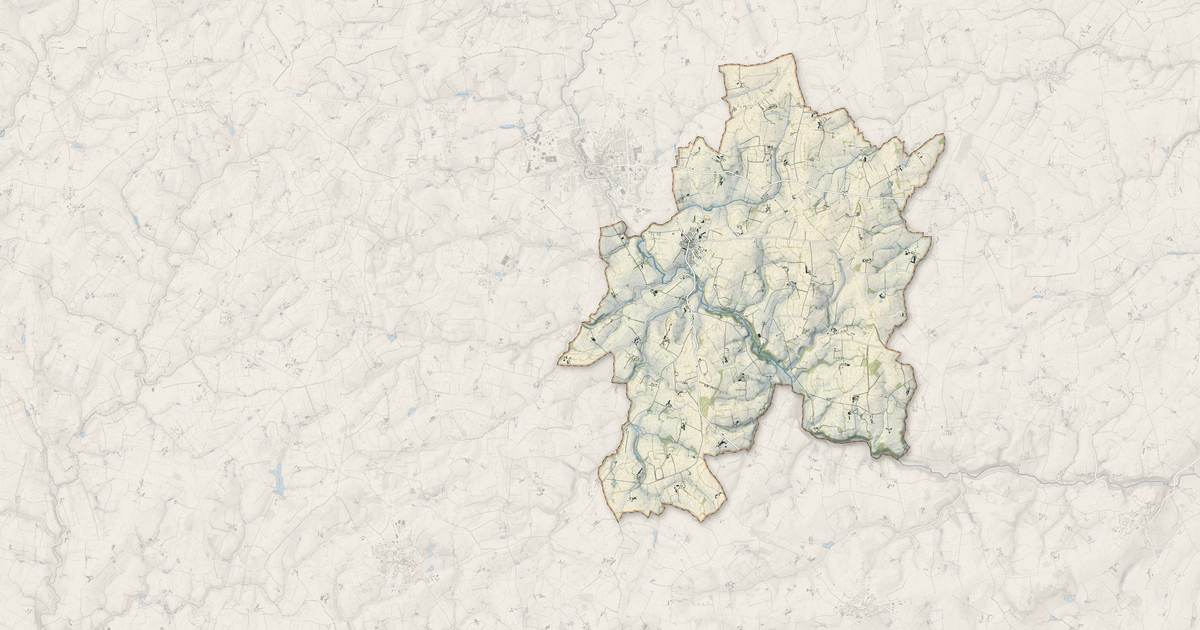 Portrait cartographique de Brecé : relief, eau, forêts, bâti et voies, calculés à partir des données de l'IGN