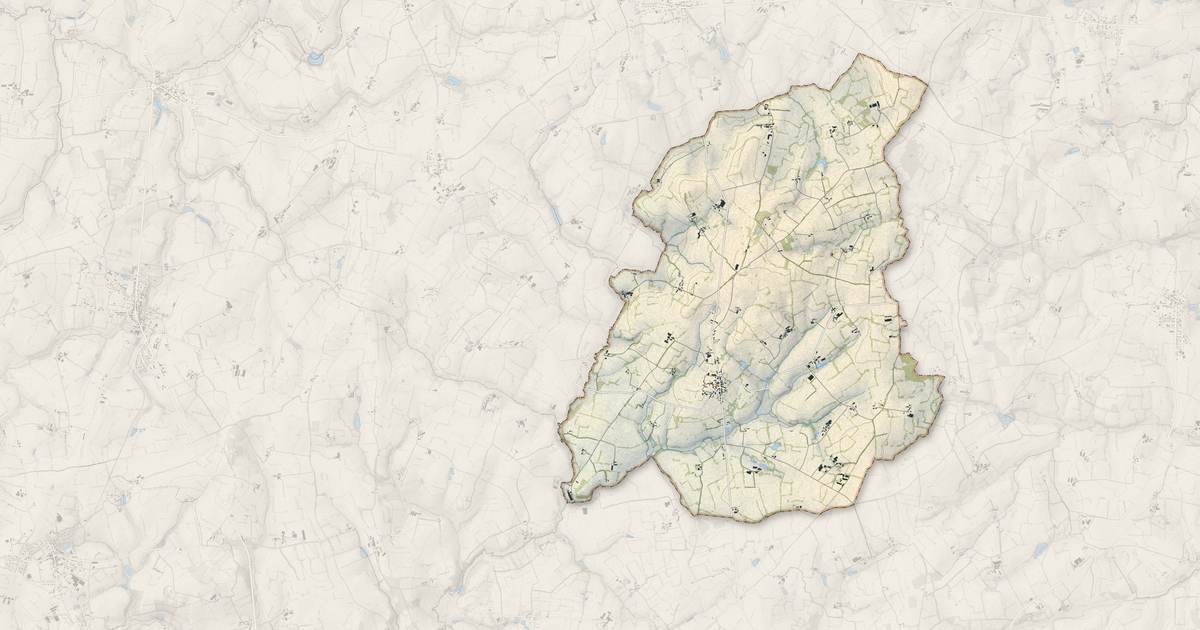 Portrait cartographique de Carelles : relief, eau, forêts, bâti et voies, calculés à partir des données de l'IGN