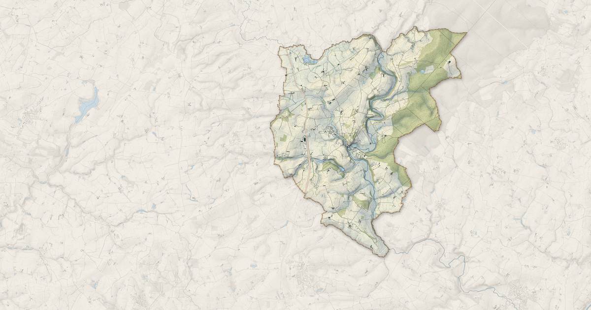 Portrait cartographique de Chailland : relief, eau, forêts, bâti et voies, calculés à partir des données de l'IGN