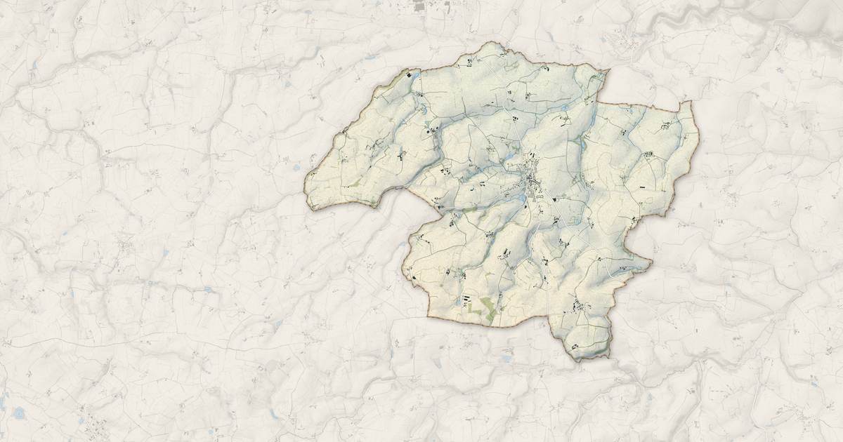 Portrait cartographique de Courcité : relief, eau, forêts, bâti et voies, calculés à partir des données de l'IGN
