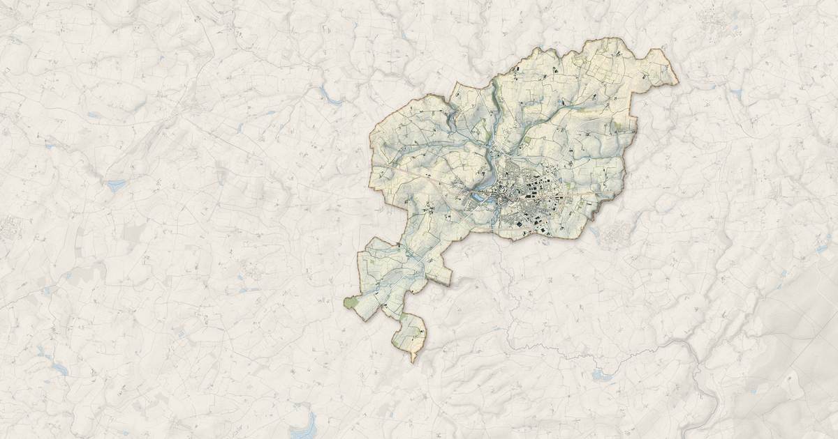 Portrait cartographique de Ernée : relief, eau, forêts, bâti et voies, calculés à partir des données de l'IGN
