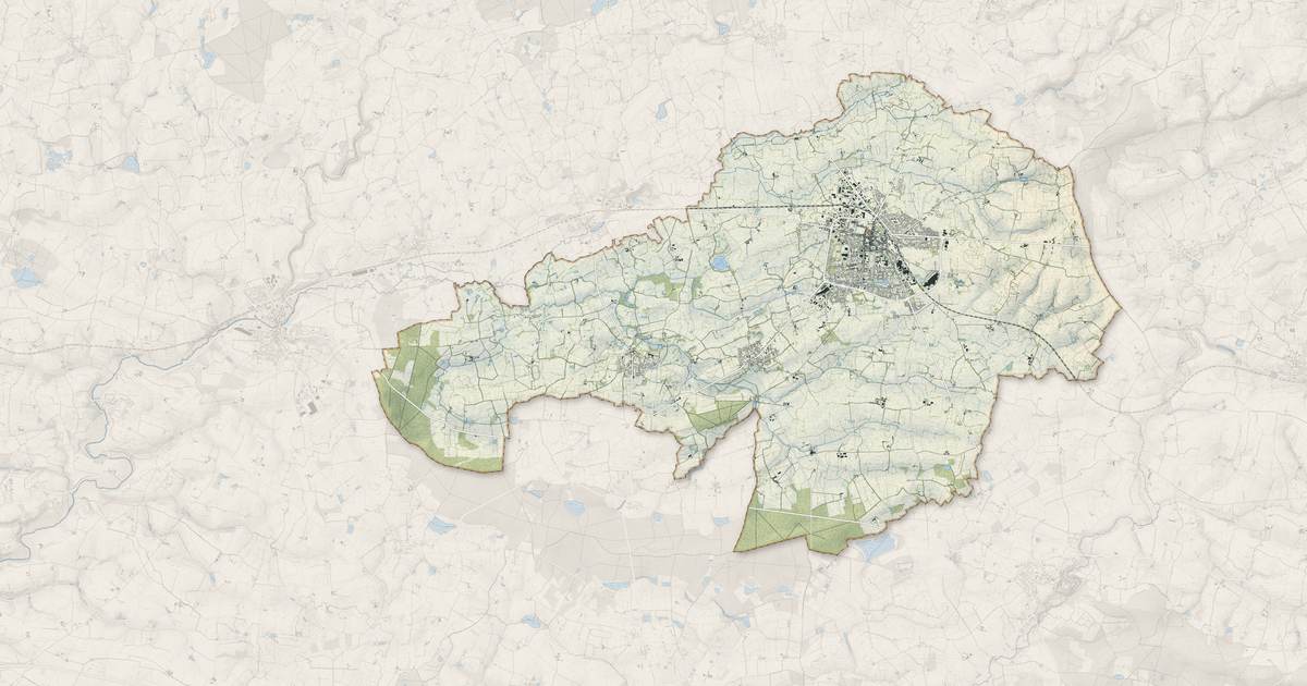 Portrait cartographique de Évron : relief, eau, forêts, bâti et voies, calculés à partir des données de l'IGN