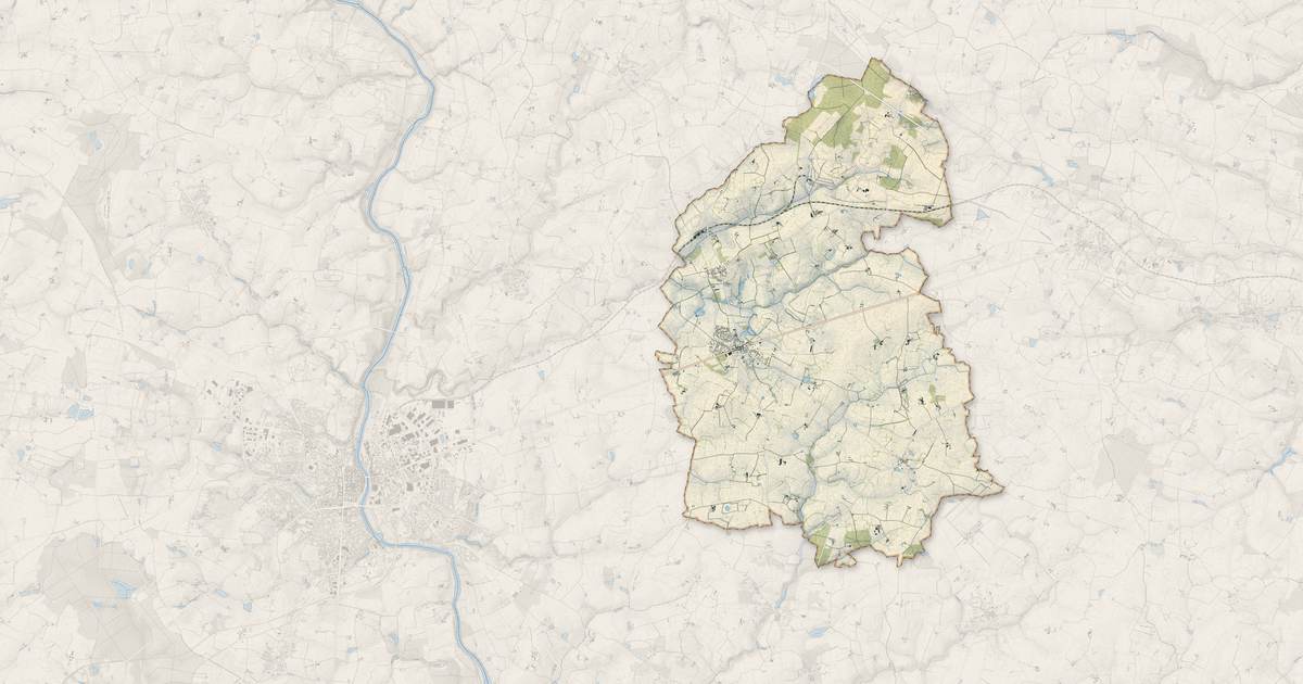 Portrait cartographique de Gennes-Longuefuye : relief, eau, forêts, bâti et voies, calculés à partir des données de l'IGN
