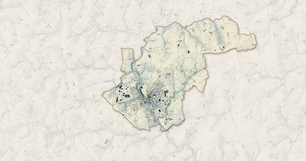 Portrait cartographique de Gorron : relief, eau, forêts, bâti et voies, calculés à partir des données de l'IGN