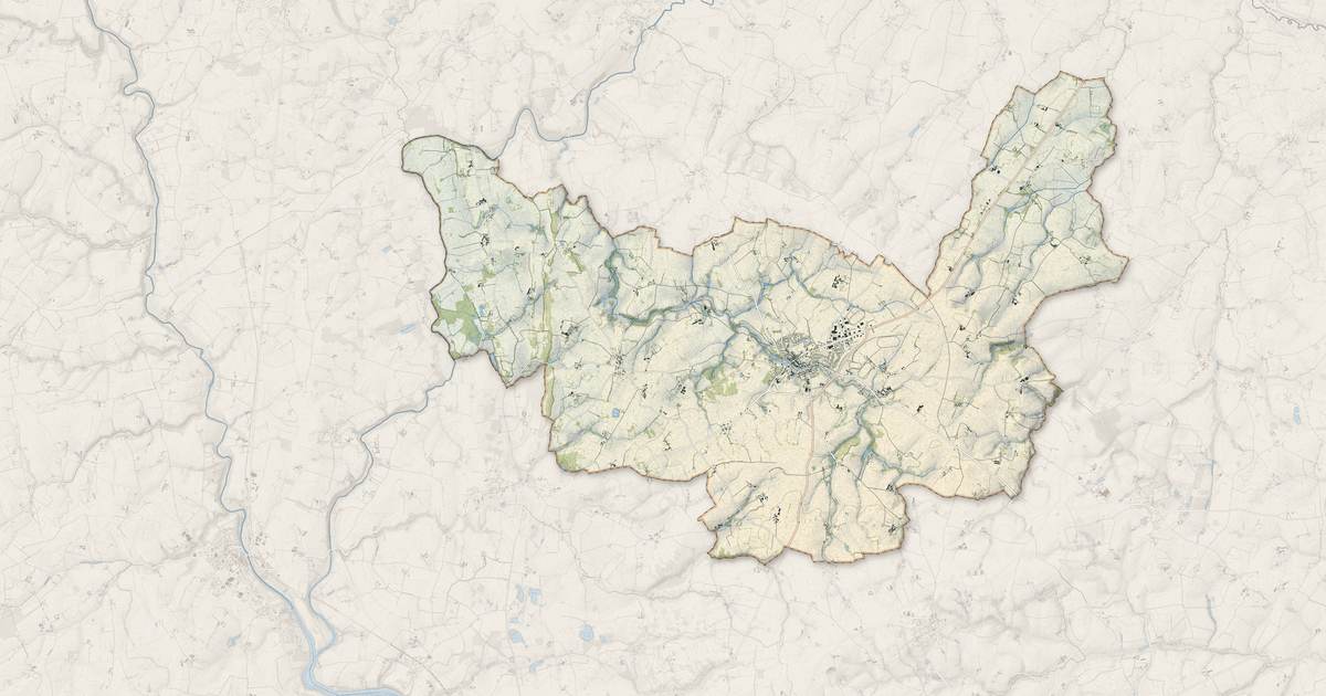 Portrait cartographique de Lassay-les-Châteaux : relief, eau, forêts, bâti et voies, calculés à partir des données de l'IGN