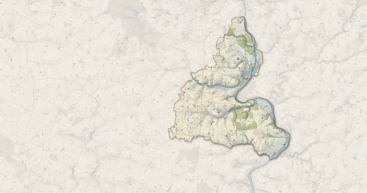 Portrait cartographique de Ménil : relief, eau, forêts, bâti et voies, calculés à partir des données de l'IGN