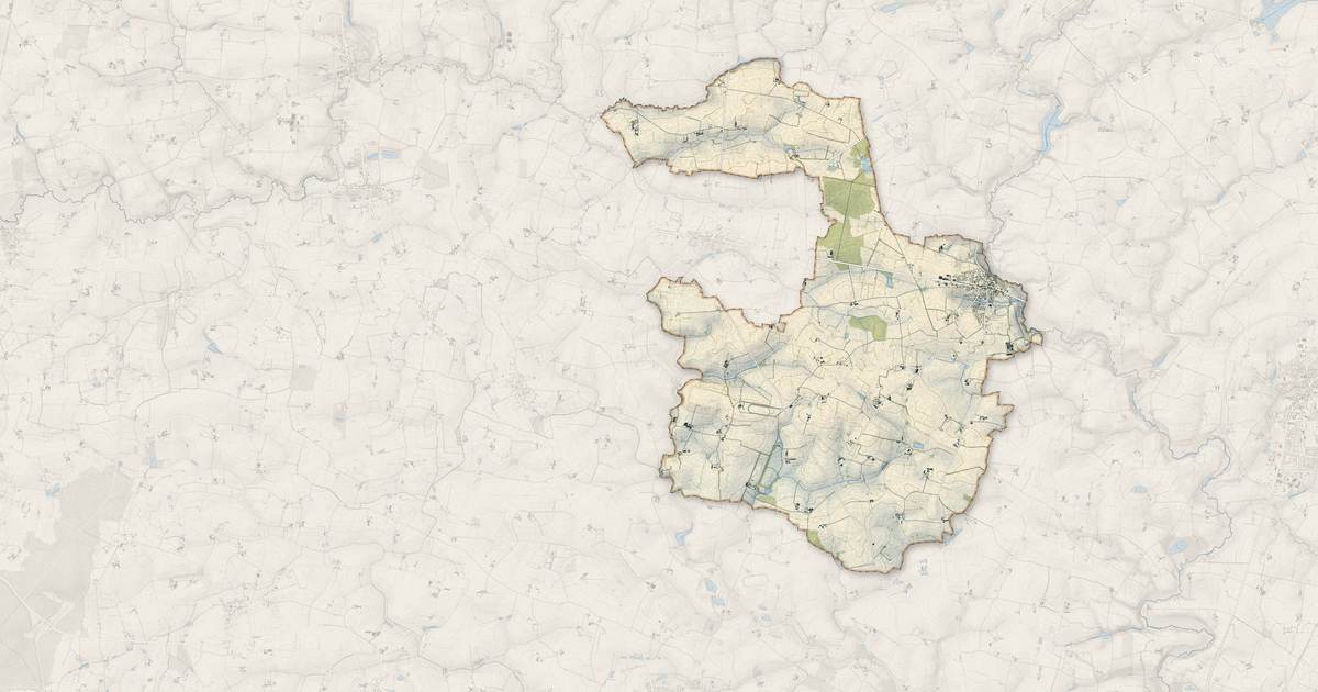 Portrait cartographique de Méral : relief, eau, forêts, bâti et voies, calculés à partir des données de l'IGN