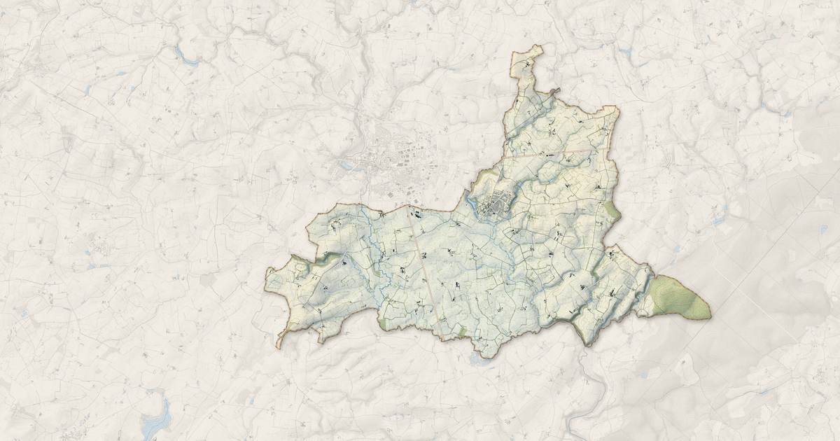 Portrait cartographique de Montenay : relief, eau, forêts, bâti et voies, calculés à partir des données de l'IGN
