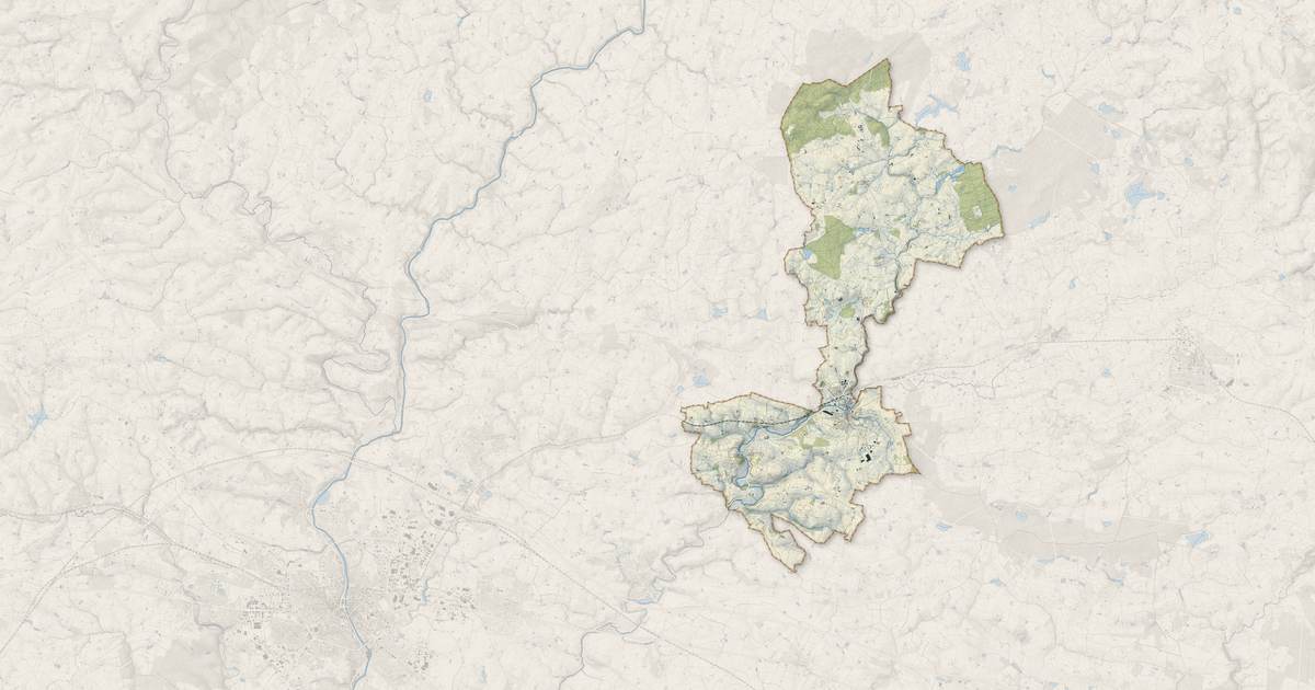 Portrait cartographique de Montsûrs : relief, eau, forêts, bâti et voies, calculés à partir des données de l'IGN