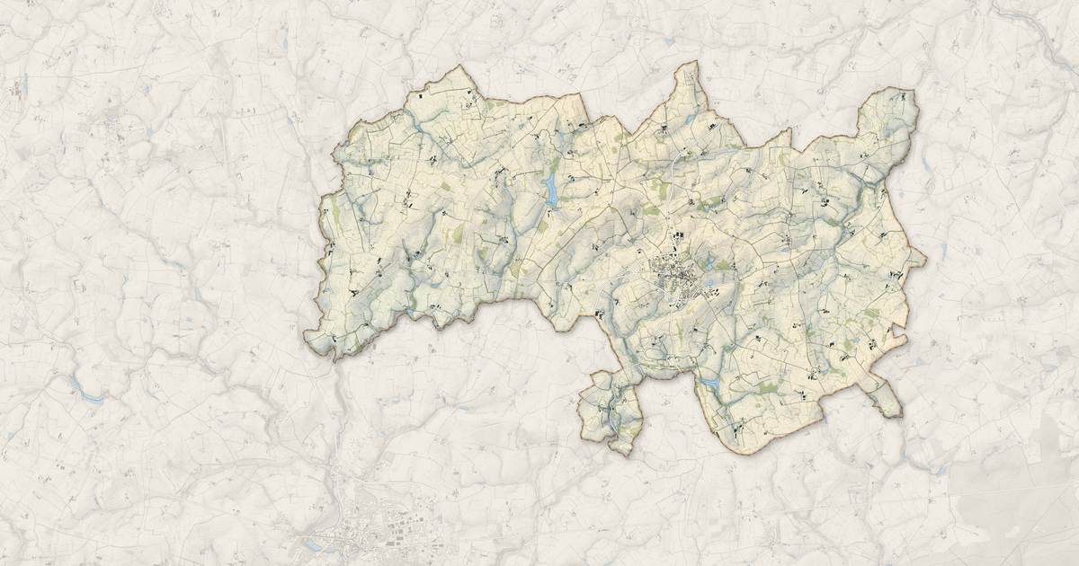 Portrait cartographique de Saint-Denis-de-Gastines : relief, eau, forêts, bâti et voies, calculés à partir des données de l'IGN