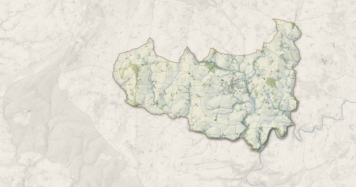 Portrait cartographique de Saint-Pierre-des-Nids : relief, eau, forêts, bâti et voies, calculés à partir des données de l'IGN