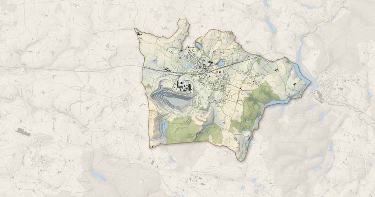 Portrait cartographique de Saint-Pierre-la-Cour : relief, eau, forêts, bâti et voies, calculés à partir des données de l'IGN