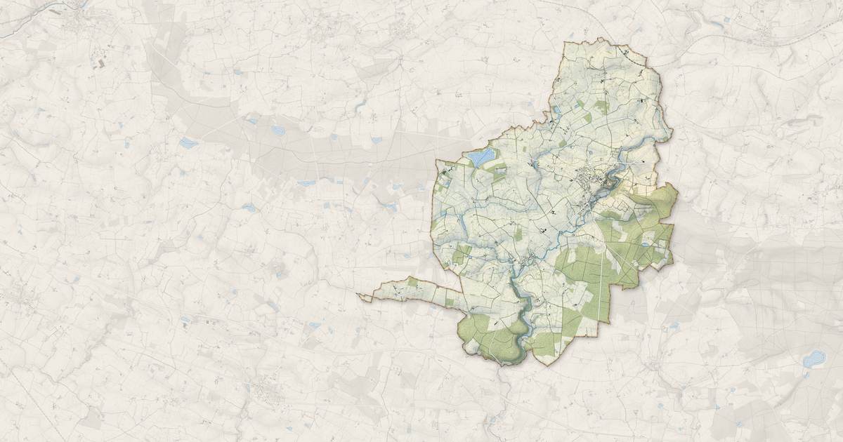 Portrait cartographique de Sainte-Suzanne-et-Chammes : relief, eau, forêts, bâti et voies, calculés à partir des données de l'IGN